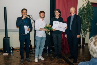 Gruppenbild mit dem GNP-Posterpreisträger 2018 in der Kategorie Publikumspreis