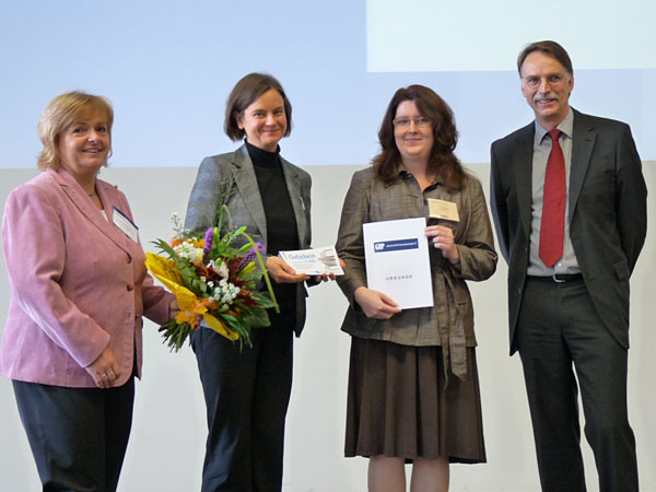 Gruppenbild mit der Buchpreisträgerin 2010
